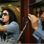 Miley Cyrus se disfraza y canta en el metro de Nueva York