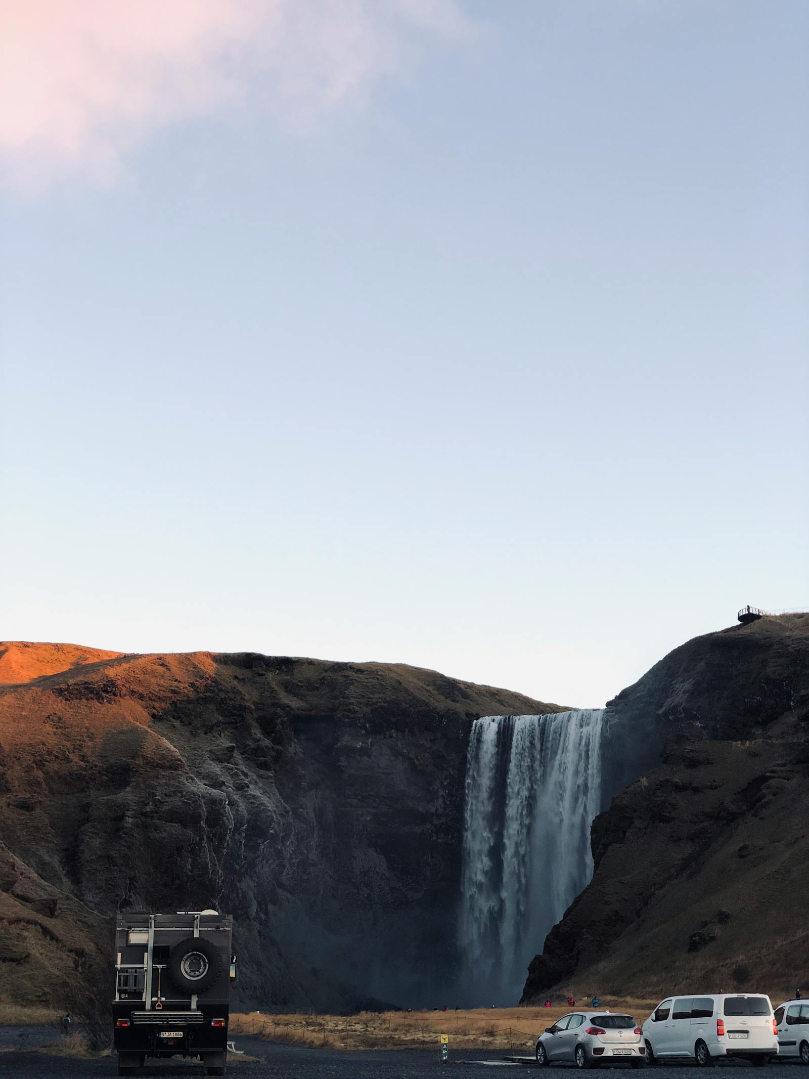 Paisaje natural de Islandia con cascada