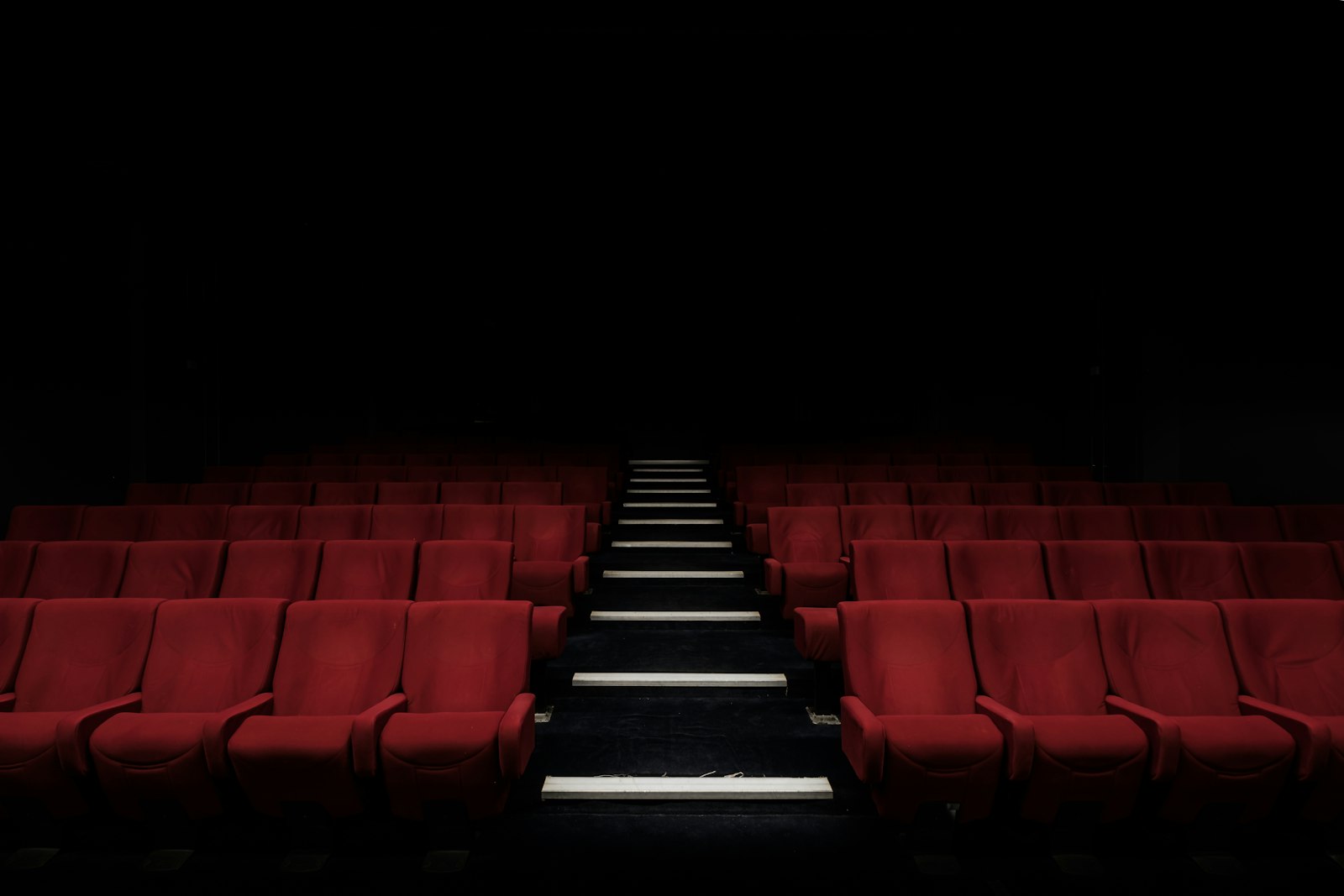 Sala de cine con pantalla iluminada para ilustrar una página informativa sobre el cine en España