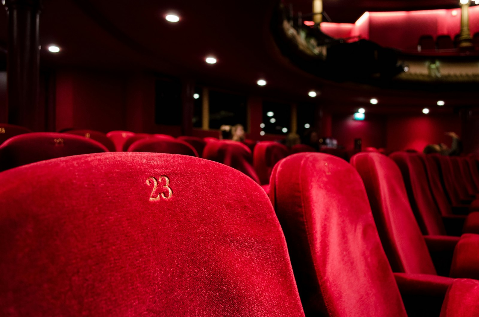Ciudad iluminada y ambiente nocturno para acompañar un bloque sobre cine Madrid y la cartelera