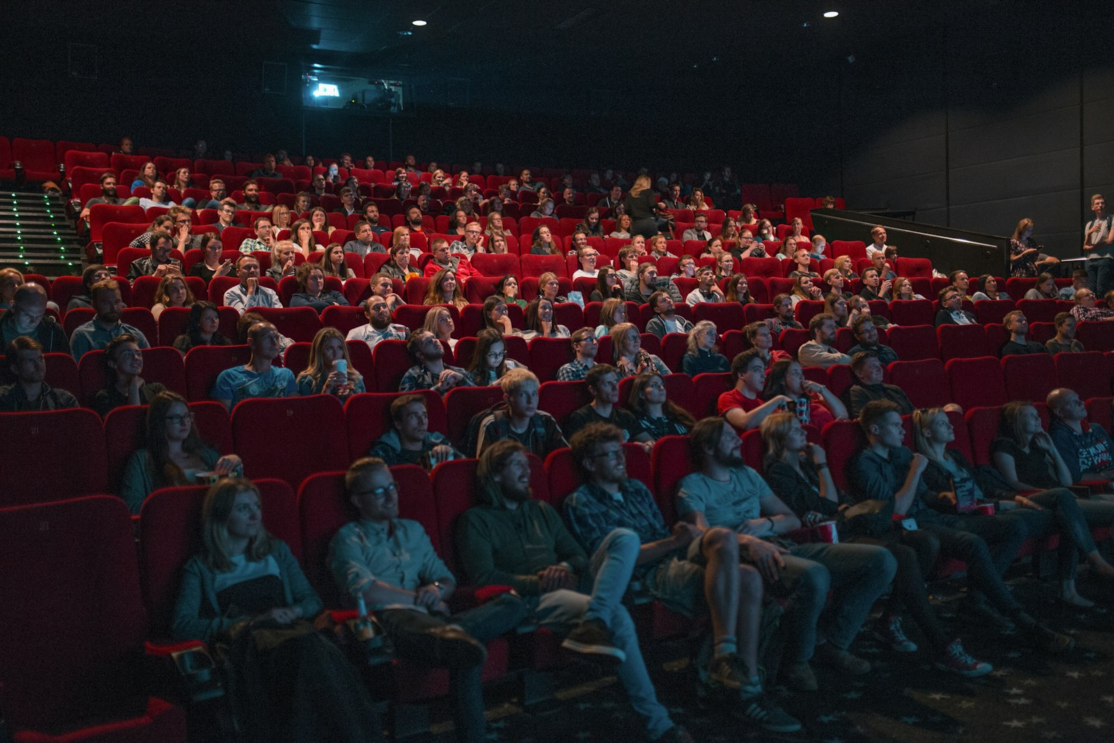 Familia viendo una película juntos en casa, imagen ideal para ilustrar películas Disney