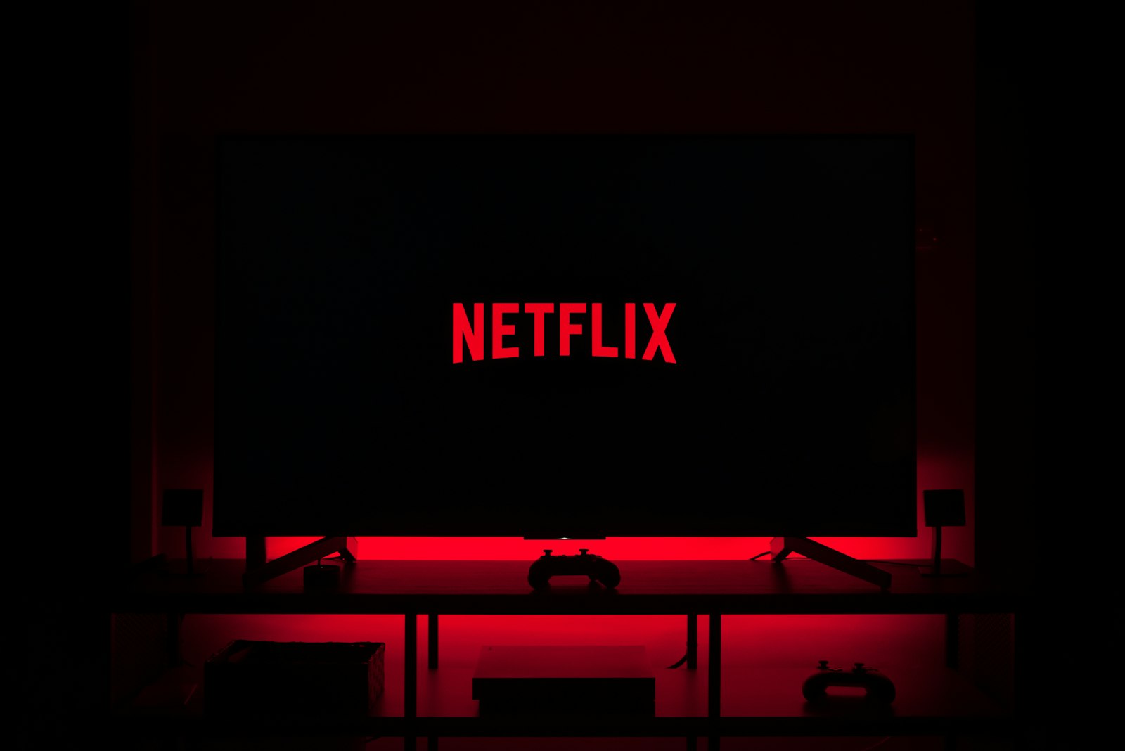 Pantalla de televisión y ambiente nocturno para ilustrar una página informativa sobre series de plataformas y dramas actuales