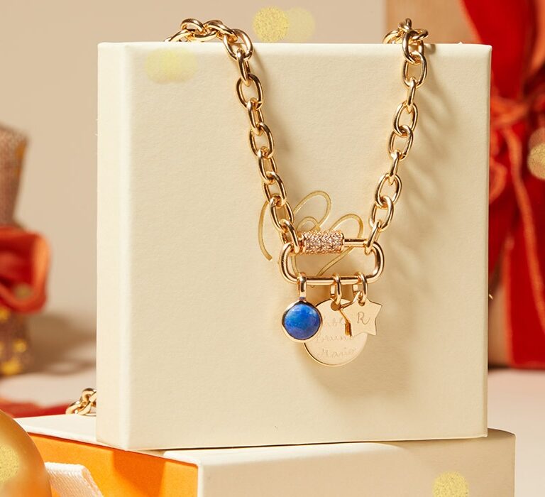Collar personalizado de Merci Maman como regalo especial con diseño elegante